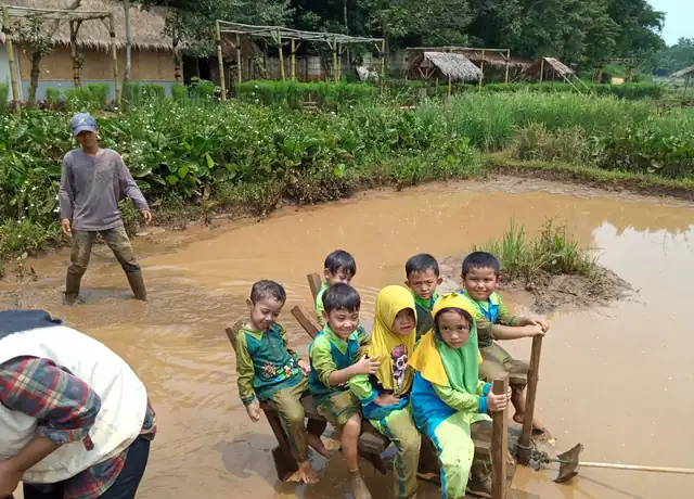 Belajar di alam — kegiatan anak di Taman Bermain Islam Sabilia, Duren Sawit