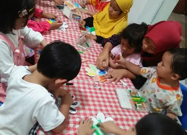 Sentra seni — kegiatan anak di Taman Bermain Islam Sabilia, Duren Sawit